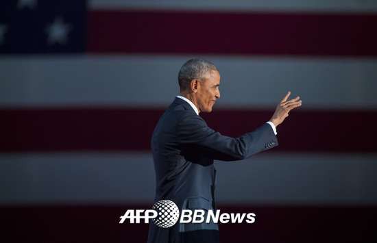 버락 오바마 미국 대통령이 10일(현지시간) 시카고에서 고별연설을 하기 위해 지지자들에게 손을 흔들며 단상에 오르고 있다./사진=AFP