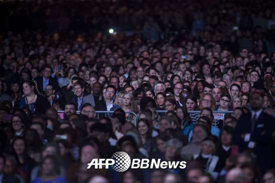 10일(현지시간) 미국 일리노이주 시카고의 맥코믹플레이스에서 버락 오바마 미국 대통령의 지지자들이 그의 고별연설을 듣고 있다./사진=AFP