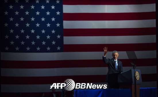 버락 오바마 미국 대통령이 10일(현지시간) 시카고에서 고별연설을 하며 지지자들에게 손을 흔들고 있다./사진=AFP