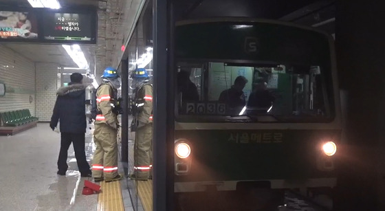 22일 오전 서울 지하철 2호선 잠실새내역(옛 신천역)으로 진입하던 열차에서 화재가 발생해 승객들이 대피하는 소동이 벌어졌다.   이날 사고는 오전 6시30분쯤 지하철 2호선 잠실역에서 잠실새내역으로 진입하던 열차 한량 하부에서 불이나면서 시작됐다. 화재 발생 직후 다행이 승객들이 모두 대피해 인명피해는 없는 것으로 전해졌다./뉴스1