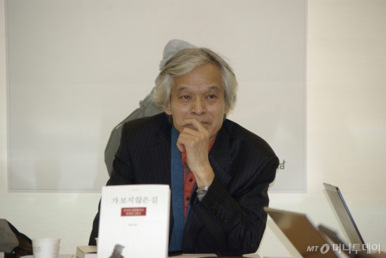 송호근 서울대 교수가 14일 신간 '가 보지 않은 길'을 펴냈다. 송 교수는 이날 열린 기자간담회에서 "울산 현대자동차 노동조합의 내부조직을 통해 한국 경제의 미래를 내다보고 싶었다"며 "노조의 기업 시민화와 승진 인사 제도를 통한 열망 되찾기 작업이 시작돼야 한다"고 강조했다. /사진제공=나남출판<br />
