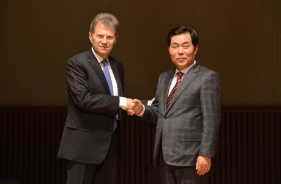 박희성 KBS 교향악단 신임 사장과 2년의 임기를 연장하게 된 요엘 레비 음악감독이 20일 오후 서울 영등포구 여의도 KBS에서 열린 기자간담회에 참석, 포즈를 취하고 있다. /사진=뉴시스