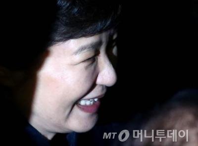 박근혜 전 대통령이 12일 오후 청와대를 떠나 서울 삼성동 사저로 들어서고 있다./사진=홍봉진 머니투데이 기자