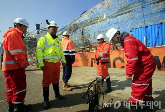  3일 전남 목포신항에서 반잠수선에 실린 세월호의 육상거치를 준비하던 작업자들이 천공작업용 드릴을 점검하고 있다. / 사진=뉴스1