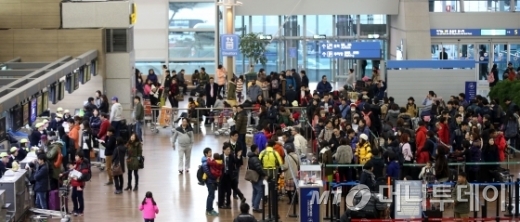 인천국제공항 출국장이 해외여행을 떠나는 인파로 북적이고 있다./사진=머니투데이DB