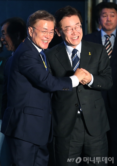 손 잡은 문재인-이재명 | 인스티즈