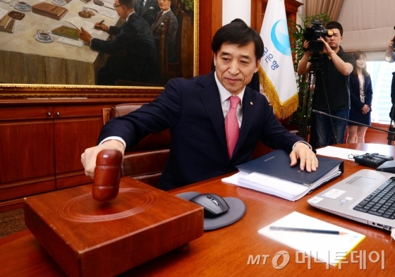 25일 서울 중구 한국은행에서 문재인 정부 출범 이후 처음 열린 금융통화위원회에 참석한 이주열 총재가 의사봉을 두드리고 있다. /사진제공=뉴시스