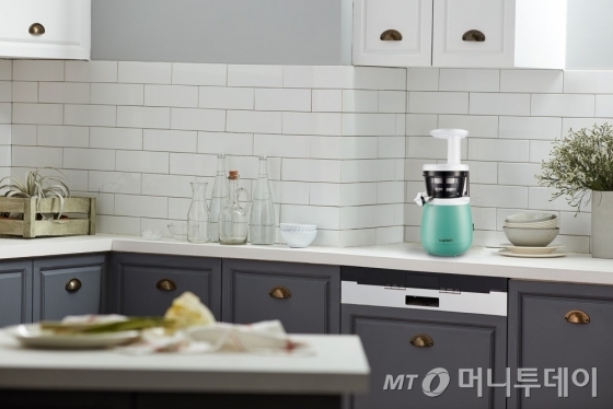 휴롬이 1~2인 가구를 겨냥해 선보인 원액기 '휴롬 쁘띠'/사진제공=휴롬