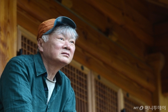 소설가 김훈의 '남한산성'이 출간 10년 만에 100쇄에 들어갔다. 작가는 7일 서울 종로구 청운문학도서관에서 열린 기념 간담회에서 "숫자의 의미보다 10년간 독자들이 내 책을 읽어줬다는 것에 감사하다"며 "그림까지 덧붙여져 좋은 예술품으로 재탄생한 것 같다"고 소회를 밝혔다. /사진 제공=뉴스1<br />
<br />
