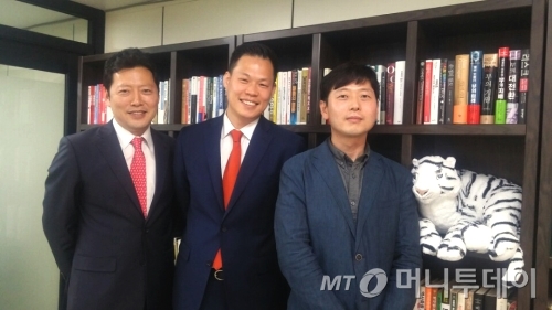 왼쪽부터 오종태 이사, 이재완 대표, 김권 이사.