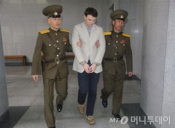 의식불명 상태로 북한에서 풀려나 미국으로 이송된지 6일 만인 19일(현지시간) 사망한 오토 웜비어가 지난해 북한에 억류돼 있던 당시의 모습. /AFPBBNews=뉴스1