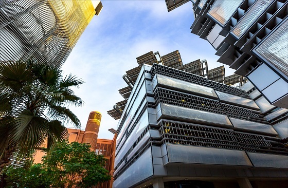마스다르시티 내부, 좁은 건물 사이로 천정에 설치된 태양광 패널이 보인다/사진=마스다르컴퍼니