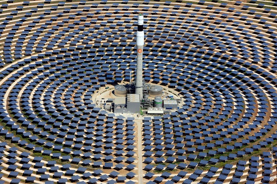태양이 보내는 에너지(열)를 모아 전기로 변환하는 태양열 발전소, 마스다르시티 인근 사막에 설치됐다/사진=마스다르컴퍼니