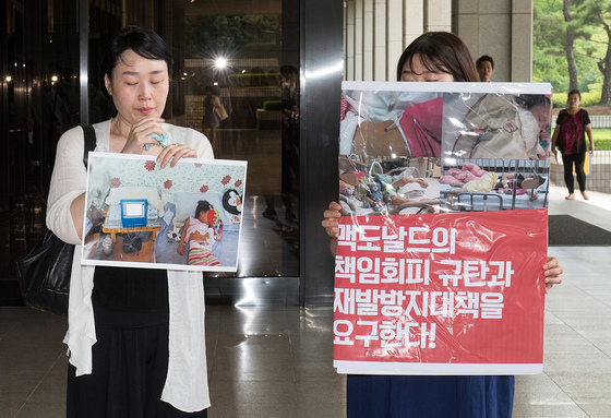 지난 5일 한국맥도날드를 상대로 고소장을 접수한 '햄버거병'에 걸린 피해 아동의 어머니 최은주씨(왼쪽)./사진=뉴스1