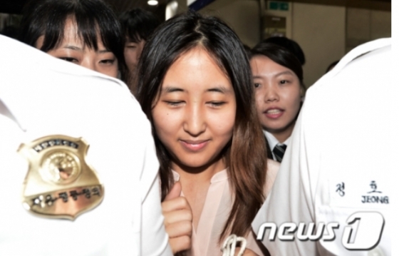 정유라씨가 지난 12일 오후 서울중앙지방법원에서 열린 이재용 삼성전자 부회장의 재판에 증인으로 출석한 뒤 법원을 나서고 있는 모습/사진=뉴스1