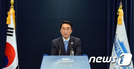 박수현 청와대 대변인이 12일 청와대 춘추관에서 발표를 하고 있다./사진=뉴스1