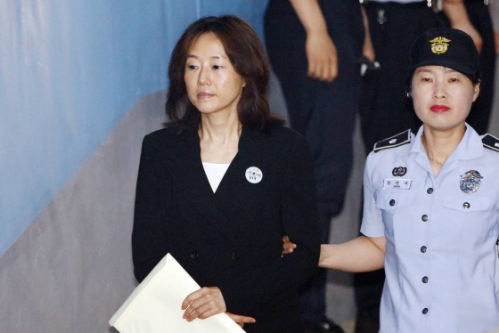 문화·예술계 지원 배제 명단인 블랙리스트 관련 혐의를 받고 있는 조윤선 전 문화체육관광부 장관이 서울중앙지법에서 열린 공판에 출석하기 위해 호송차에서 내려 법정으로 향하고 있다.  /사진=뉴스1