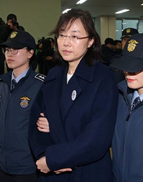 문화계 블랙리스트 작성에 관여한 혐의로 구속된 조윤선 전 장관이 서울 강남구 대치동 특검 사무실에 소환되고 있다.  /사진=뉴스1