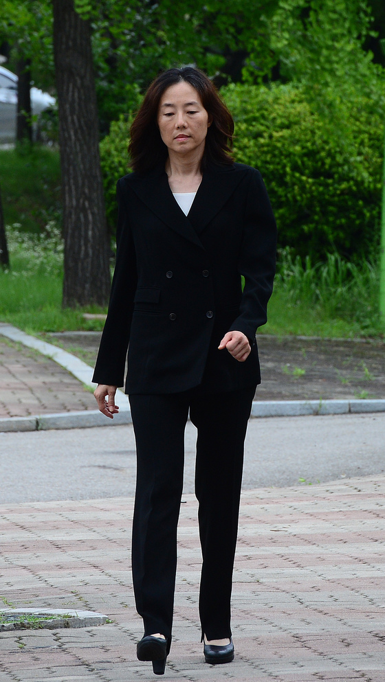  '문화계 블랙리스트' 혐의에 대해 징역1년, 집행유예2년을 선고받은 조윤선 전 장관이 27일 오후 석방돼 경기도 의왕시 서울구치소를 나서고 있다. /사진=뉴스1