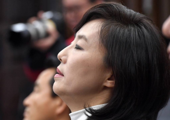 조윤선 당시 문화체육관광부 장관이 국회에서 열린 '박근혜 정부의 최순실 등 민간인에 의한 국정농단 의혹사건 진상규명을 위한 국정조사특별위원회' 결산 청문회에 출석해 국민의당 이용주 의원의 거듭된 '문화계 블랙리스트' 관련 의혹 추궁에 난감한 표정을 짓고 있다. /사진=뉴스1