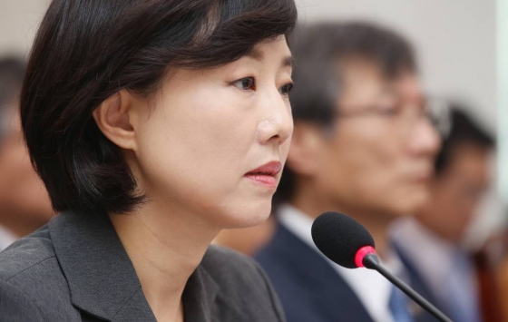조윤선 당시 문화체육관광부 장관이 국회에서 열린 교육문화체육관광위원회 국정감사에서 의원들의 질문에 답하고 있다. /사진=뉴스1