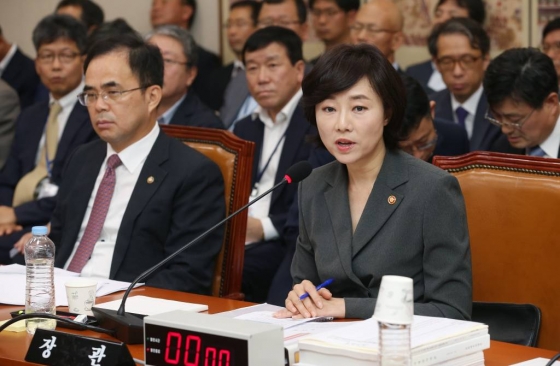조윤선 당시 문화체육관광부 장관이 국회에서 열린 교육문화체육관광위원회 국정감사에서 의원들의 질문에 답하고 있다. /사진=뉴스1<br />
