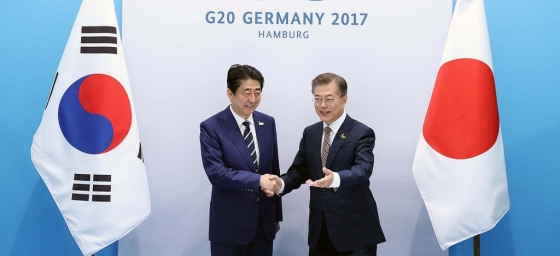 문재인 대통령과 아베 신조 일본 총리가 7일 오전(현지시간) 독일 함부르크 G20 정상회의장 메세홀 양자회담장에서 열린 한-일 정상회담에서 악수를 나누고 있다. (청와대) 2017.7.8/뉴스1 
