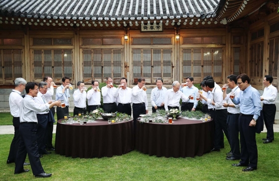 문재인 대통령이 7월27일 청와대 상춘재에서 열린 주요 기업인과의 호프 미팅에서 박용만 대한상공회의소 회장 등 기업 총수들과 함께 맥주를 마시고 있다./사진=뉴스1