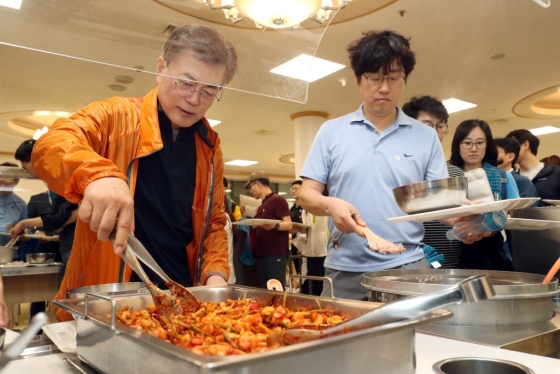 문재인 대통령이 13일 오전 당선 후 첫 주말을 맞아 대선 당시 ‘마크맨’을 담당했던 기자들과의 산행을 마친 후 청와대 충정관에서 점심 식사를 하고 있다. (청와대 제공)2017.5.13/뉴스1