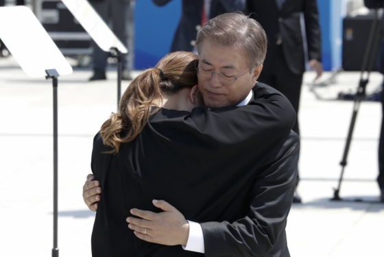 문재인 대통령이 18일 오전 광주 북구 국립 5·18 민주묘지에서 열린 '제37주년 5·18민주화운동 기념식'에서 5?18 유가족인 김소형씨를 위로하고 있다. 2017.5.18/뉴스1