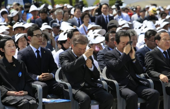 문재인 대통령이 18일 오전 광주 북구 국립 5·18 민주묘지에서 열린 '제37주년 5·18민주화운동 기념식' 중 자리에 앉아 눈물을 닦고 있다. 2017.5.18/뉴스1