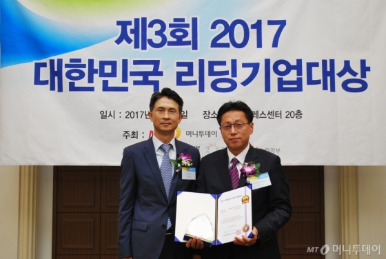 안홍태 아시안타이거즈 코리아 상무(오른쪽)가 물류대상을 수상한 뒤 박종면 머니투데이 대표와 기념 촬영을 하고 있다/사진=중기협력팀 오지훈 기자