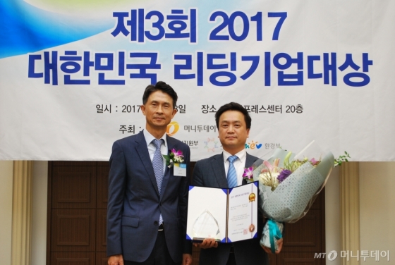 오채수 네오젠소프트 대표(오른쪽)가 융합기술대상 2년 연속상을 받고 박종면 머니투데이 대표와 기념사진을 찍고 있다/사진=중기협력팀 오지훈 기자