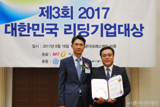 김형석 드림라인 대표(오른쪽)가 통신서비스대상 2년 연속상을 받은 뒤 박종면 머니투데이 대표와 기념 촬영 중이다/사진=중기협력팀 오지훈 기자