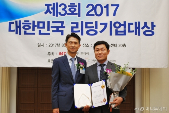 조광원 비투엔 대표(오른쪽)가 빅데이터 부문 리딩기업대상 3년 연속상을 받고 박종면 머니투데이 대표와 기념사진을 찍고 있다/사진=중기협력팀 오지훈 기자