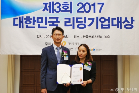김미정 씨트리 부사장(오른쪽)이 바이오 부문 리딩기업대상 3년 연속상을 받은 뒤 박종면 머니투데이 대표와 기념 촬영 중이다/사진=중기협력팀 오지훈 기자