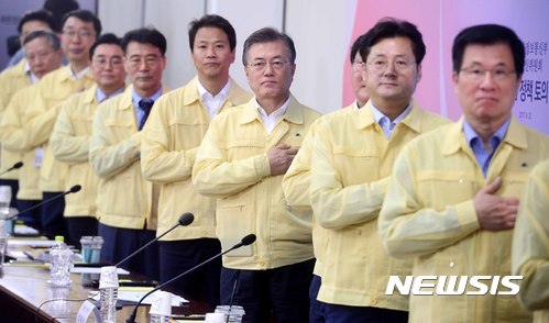 【과천=뉴시스】전신 기자 = 문재인 대통령이 22일 경기도 과천 정부과천청사에서 열린 과학기술정보통신부·방송통신위원회 핵심정책 토의에서 국민의례하고 있다. 2017.08.22. photo1006@newsis.com 