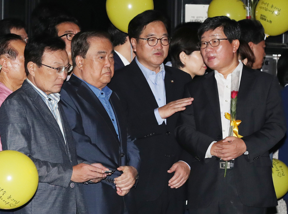  우원식 더불어민주당 원내대표가 23일 새벽 경기 의정부교도소 앞에서 한명숙 전 국무총리를 기다리며 전해철, 문희상, 이해찬 의원들과 대화를 하고 있다. /사진=뉴스1