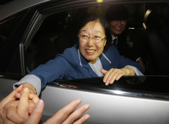 한명숙 전 국무총리가 23일 새벽 경기 의정부교도소에서 2년간의 수감생활을 마치고 만기 출소해 귀갓길에 올라 지지자들과 인사를 나누고 있다. /사진=뉴스1