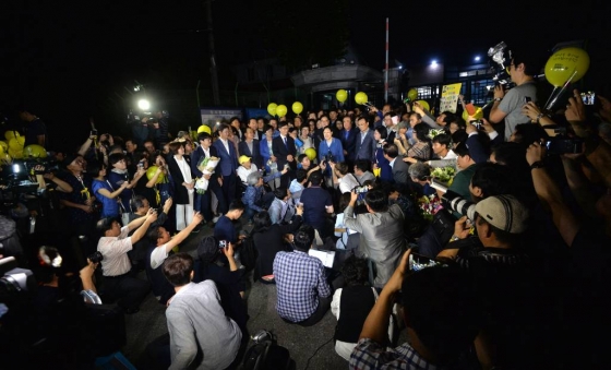 한명숙 전 국무총리가 23일 오전 경기 의정부교도소에서 출소해 인사말을 전하고 있다. /사진=뉴시스