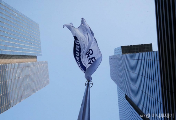 서울 서초구 삼성전자 서초사옥에서 삼성사기가 펄럭이고 있다.