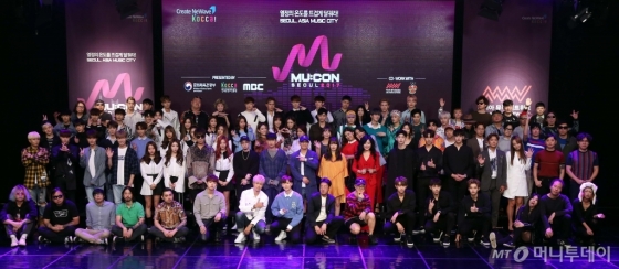'2017 뮤콘 로드쇼'에 참석한 뮤지션 33개 팀의 단체사진. /사진제공=한국콘텐츠진흥원<br />