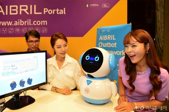 /SK(주) C&C '에이브릴'을 탑재한 로봇 '클로봇'  /사진제공=SK(주) C&C  