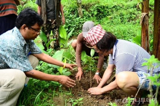 네팔 바글룽 지역에 커피 묘목 나무를 심고 있는 트립티 식구들/사진제공=트립티
