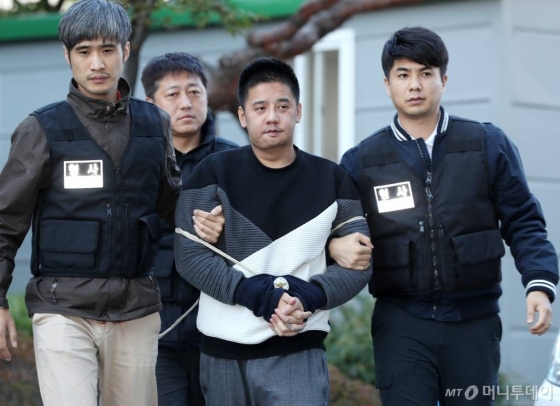 딸의 친구인 여중생(14)을 살해하고 시신을 유기한 혐의로 구속된 이영학(35)이 13일 오전 서울북부지검으로 송치되고 있다./사진=홍봉진 기자