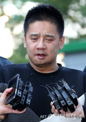 딸의 친구를 살해하고 시신을 유기한 혐의로 구속된 이영학(35)이 이달 13일 오전 서울북부지검으로 송치되고 있다./사진=홍봉진 기자