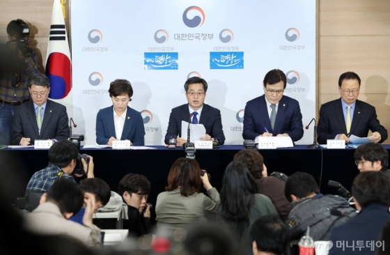 김동연 경제부총리 겸 기획재정부 장관(가운데)이 24일 오후 종로구 정부서울청사에서 열린 가계부채 종합대책 합동브리핑에서 질문에 답하고 있다.