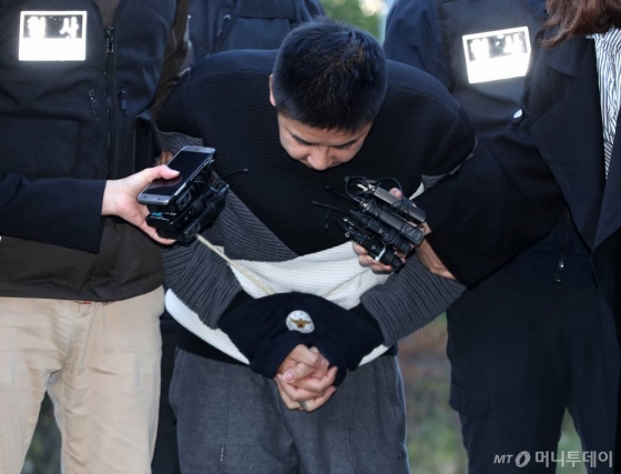 딸의 친구를 살해하고 시신을 유기한 혐의로 구속된 이영학(35)이 이달 13일 오전 서울북부지검으로 송치되고 있다./사진=홍봉진 기자