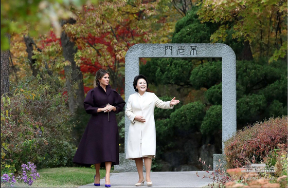  김정숙 여사와 방한중인 멜라니아 여사가 7일 서울 청와대 소정원을 산책하며 '불로문'(不老門)을 지나고 있다. 김 여사가  '이 문을 지나가면 영원히 늙지 않는다'는 이야기를 하자 멜라니아 여사는 '그렇다면 꼭 지나가야겠다'며 웃음꽃을 피우기도 했다./사진=뉴스1