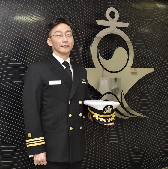 해군홍보대사 이국종 교수가 지난 4월11일 충남 계룡대에서 임명식을 갖고 '명예해군대위'에서 '명예해군소령'으로 진급했다. 임명식에 앞서 해군 소령계급장이 달린 정복을 착용한 이국종 교수의 모습. /사진=뉴스1(해군본부 제공) 